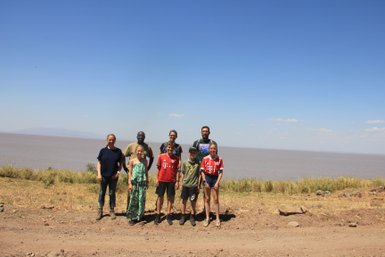 Familiengruppe erkundet mit Guide ein See – Tansania Reise mit Kindern