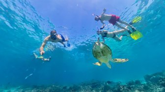 Kinder schnorcheln an den Daymaniyat Inseln – Oman Familienreise