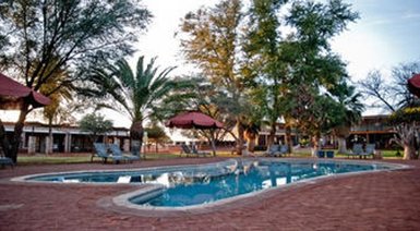 Poolbereich Kalahari Anib Lodge - Namibia Urlaub mit Kindern