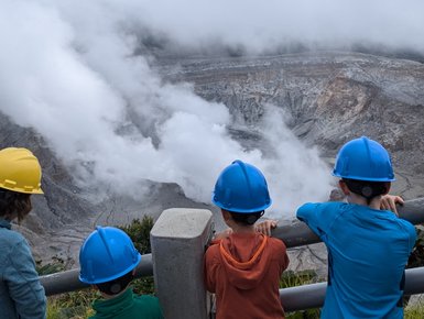 Kinder besuchen den Vulkan Poás bei Alajuela – Costa Rica Familienreise