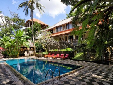 Ein einladender Poolbereich umgeben von üppigem Grün und tropischen Pflanzen, ideal für Entspannung und Erholung.