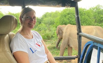 Frau genießt die Safari im offenen Jeep im Udawalawe Nationalpark – Sri Lanka Familienreise