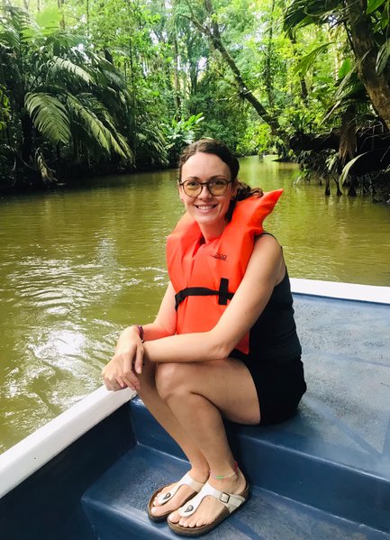 Frau genießt eine Bootstour bei der Mawamba Lodge im Tortuguero Nationalpark – Costa Rica Reise mit Kindern