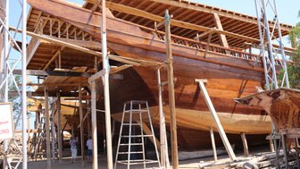 Traditionelles Schiff wird in Sur im Oman zusammengebaut – Oman Reise mit Kindern