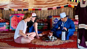 Kinder essen im Zelt des Camps in der Wüste Wahiba Sands – Oman Familienreise