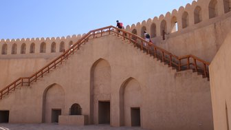 Festung von Nizwa bei Tag im Oman – Oman Familienreise
