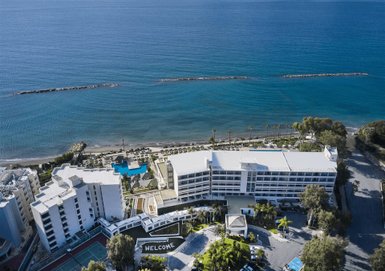 Ein Blick auf das Atlantica Miramare Beach Hotel, umgeben von einem klaren blauen Meer und einer einladenden Strandlandschaft.