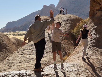 Kind und Reiseleiter im Erongogebirge - Namibia mit Kindern