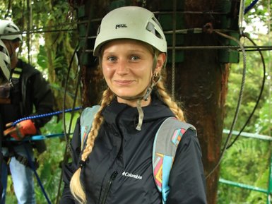 Frau steht gespannt und bereit zum Ziplining im Selvatura Park – Costa Rica Familienreise