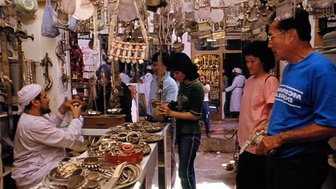 Verkaufsstand mit lokalen Produkten im Souk von Nizwa im Oman – Oman Reise mit Kindern