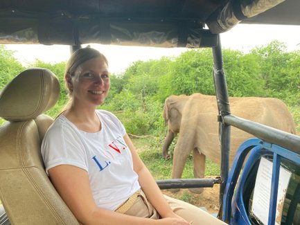 Frau genießt die Safari im offenen Jeep im Udawalawe Nationalpark – Sri Lanka Familienreise