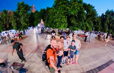 Familie nimmt Selfie vor der Kulisse von Taroudant – Marokko Reise mit Kindern