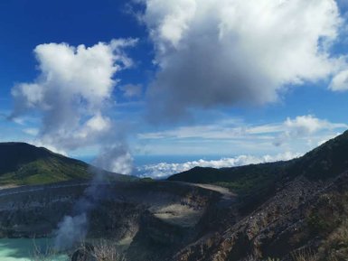 Weite Landschaft mit Blick auf den Vulkan Poás bei Alajuela – Costa Rica Familienreise
