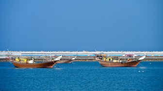 Boote auf dem Wasser in der Küstenstadt Sur im Oman – Oman Reise mit Kindern