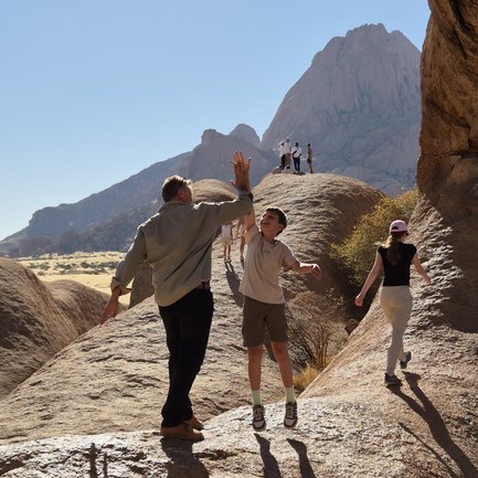 Kind und Reiseleiter im Erongogebirge - Namibia mit Kindern