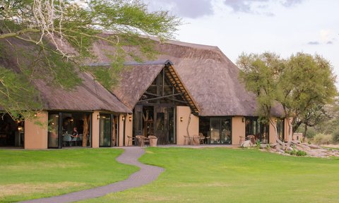 Außenansicht Okapuka Safari Lodge - Namibia Familienreise