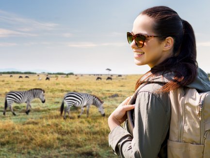 Ein Mädchen erlebt Zebras aus nächster Nähe in Südafrika – Südafrika mit Kindern