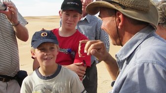 Eine Gruppe Erwachsener und Kinder - Namibia Familienurlaub