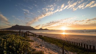 Blick auf den Tafelberg bei Sonnenuntergang – Garden Route Reise mit Kindern
