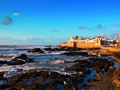 Felsen vor der Küste von Essaouira mit der Altstadt im Hintergrund – Marokko Familienreise