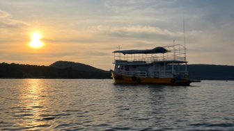 Boot gleitet über das Meer im Licht des Sonnenuntergangs – Kambodscha mit Kindern