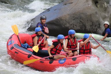 Gruppe erlebt spannendes Rafting-Abenteuer gemeinsam – Costa Rica Familienreise