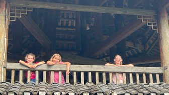 Drei Mädchen entdecken gemeinsam die beeindruckenden Reisterrassen von Longsheng – China Familienreise