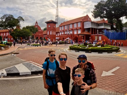 Familienmoment vor der berühmten roten Christ Church in Malakka – Malaysia & Borneo Familienreise