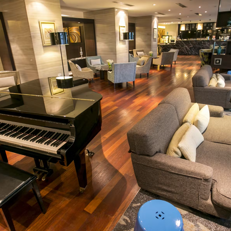Gemütliche Piano Lounge im Grandis Hotel – Malaysia & Borneo mit Kindern