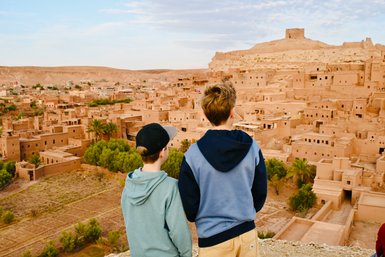 Kinder bewundern die weite Landschaft von Aït Ben Haddou – Marokko Familienreise