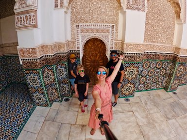 Familie fotografiert sich vor kunstvoll verzierten Zellij-Fliesen in Marrakesch – Marokko mit Kindern