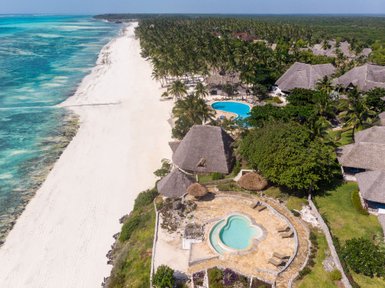 Ein atemberaubender Blick auf den Karafuu Beach Resort mit einem Pool und einer malerischen Küstenlinie im Hintergrund.