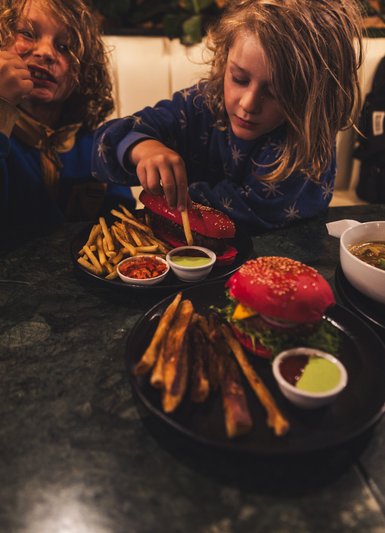 Kinder genießen eine Mahlzeit im Restaurant – Südafrika Familienreise