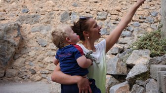 Mutter zeigt ihrem Kleinkind etwas im Oman – Oman Reise mit Kindern