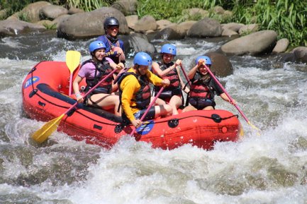 Gruppe paddelt gemeinsam durch starke Stromschnellen – Costa Rica Reise mit Kindern