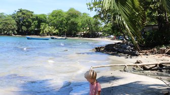 Kleines Kind spaziert am Sandstrand nahe Namuwoki Lodge – Costa Rica Reise mit Kindern