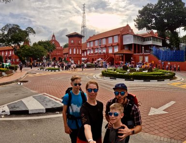 Familienmoment vor der berühmten roten Christ Church in Malakka – Malaysia & Borneo Familienreise