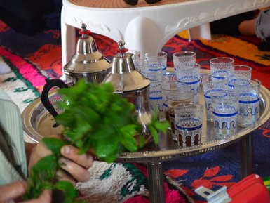 Frisch aufgebrühter Minztee – Marokko Familienreise