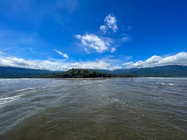 Naturnahe Landschaft mit Wasser am Strand von Uvita – Costa Rica Reise mit Kindern