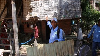 Traditionelles Haus mit Bambuswand – Kambodscha Familienreise