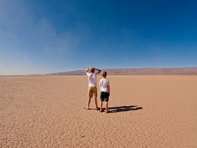 Zwei Kinder erkunden die Wüstenlandschaft rund um den Iriki-See in Marokko – Familienurlaub in Marokko