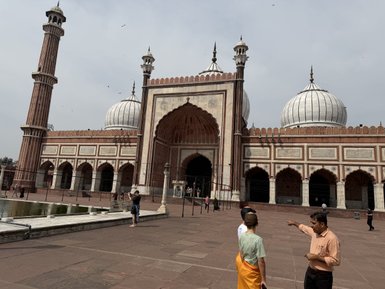 Die beeindruckende Jama Masjid in Delhi mit ihren markanten Kuppeln und dem hohen Minarett zieht zahlreiche Besucher an.