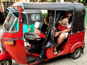 Familie fährt mit einem bunten Tuk-Tuk durch die Straßen – Sri Lanka Reise mit Kindern