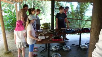 Teilnehmer lernen traditionelle vietnamesische Gerichte – Vietnam mit Kindern