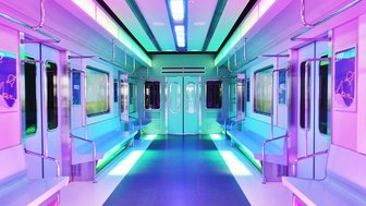 Ein futuristischer U-Bahn-Wagen mit bunten Neonlichtern und leeren Sitzbänken, der eine moderne Atmosphäre ausstrahlt.