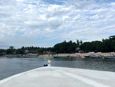 Familie unternimmt eine Bootsfahrt rund um Nusa Lembongan – Bali Familienreise