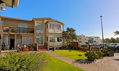 Außenansicht Pension Rapmund - Namibia mit Jugendlichen