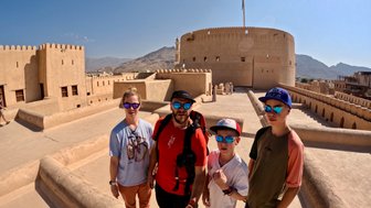 Familie macht Selfie auf der Terrasse des Nizwa Fort in Nizwa – Oman mit Kindern