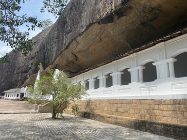 Felswand am Eingang des Dambulla-Höhlentempels – Sri Lanka Reise mit Kindern