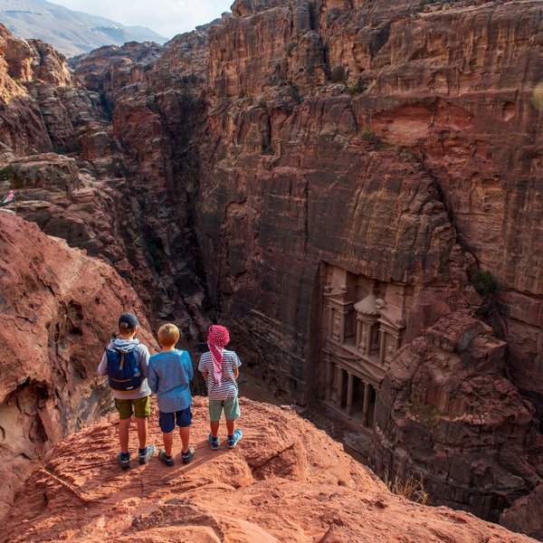 Kinder blicken auf Schatzhaus Petra - Jordanien Urlaub mit Kindern